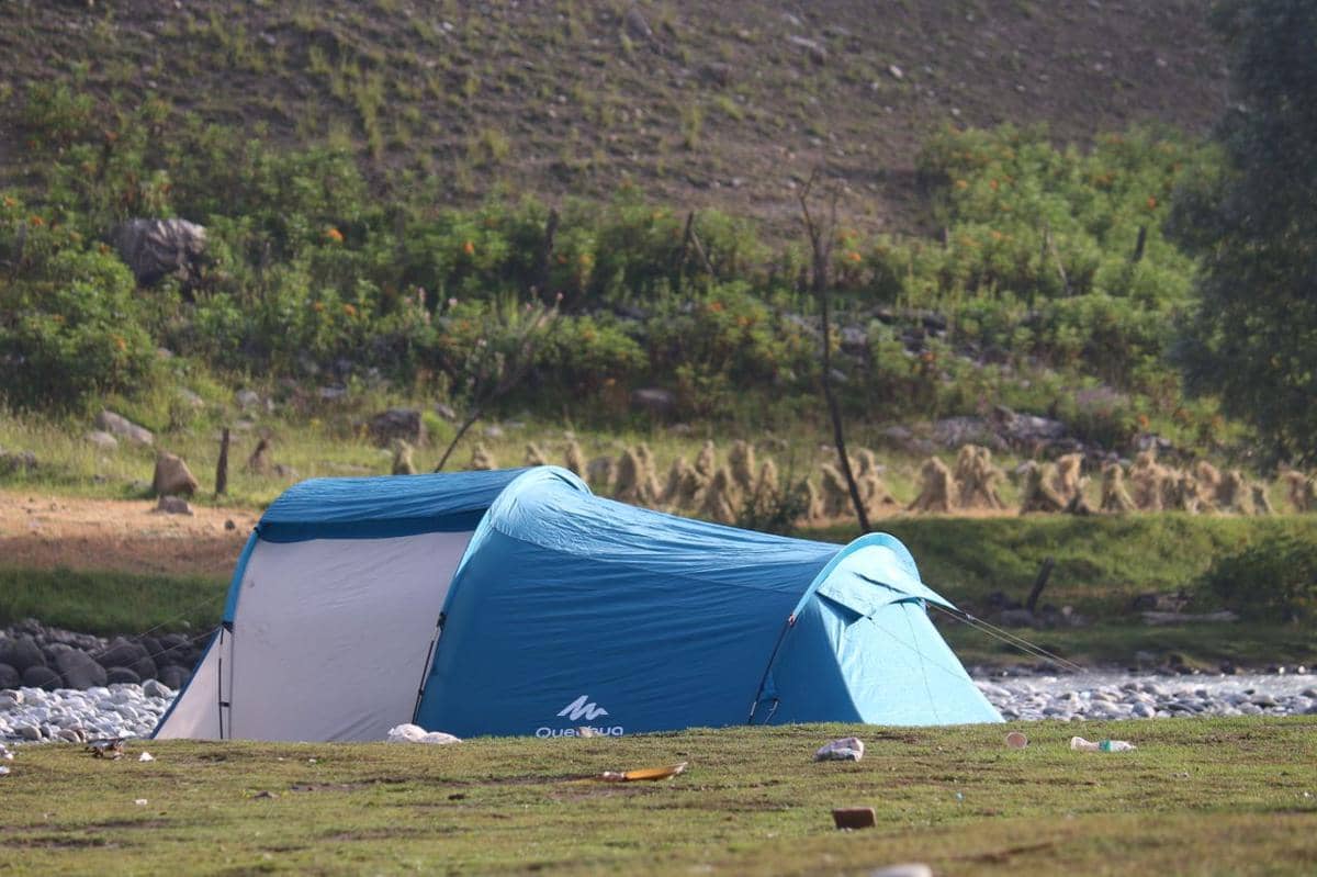 ilustrasi camping dekat sungai