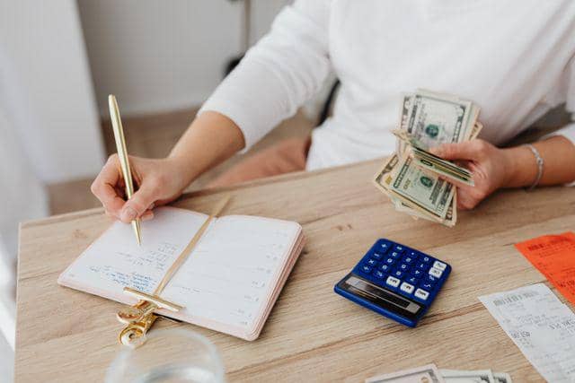 4 Tips Mengatur Budget Liburan Long Weekend agar Saldo Aman