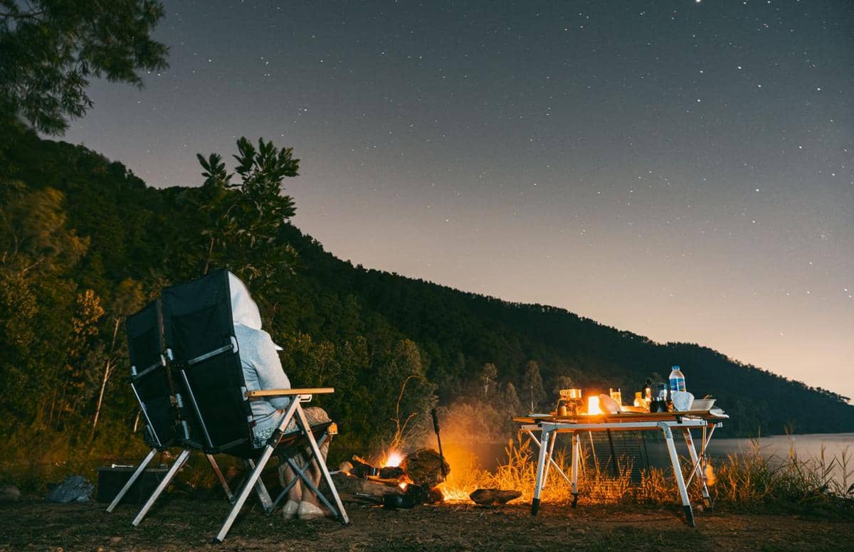 ilustrasi camping malam hari