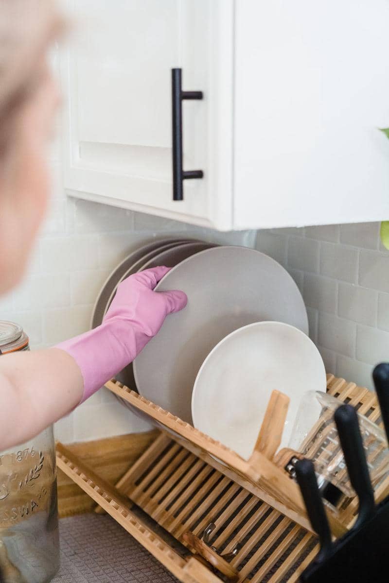 ilustrasi rak piring dapur