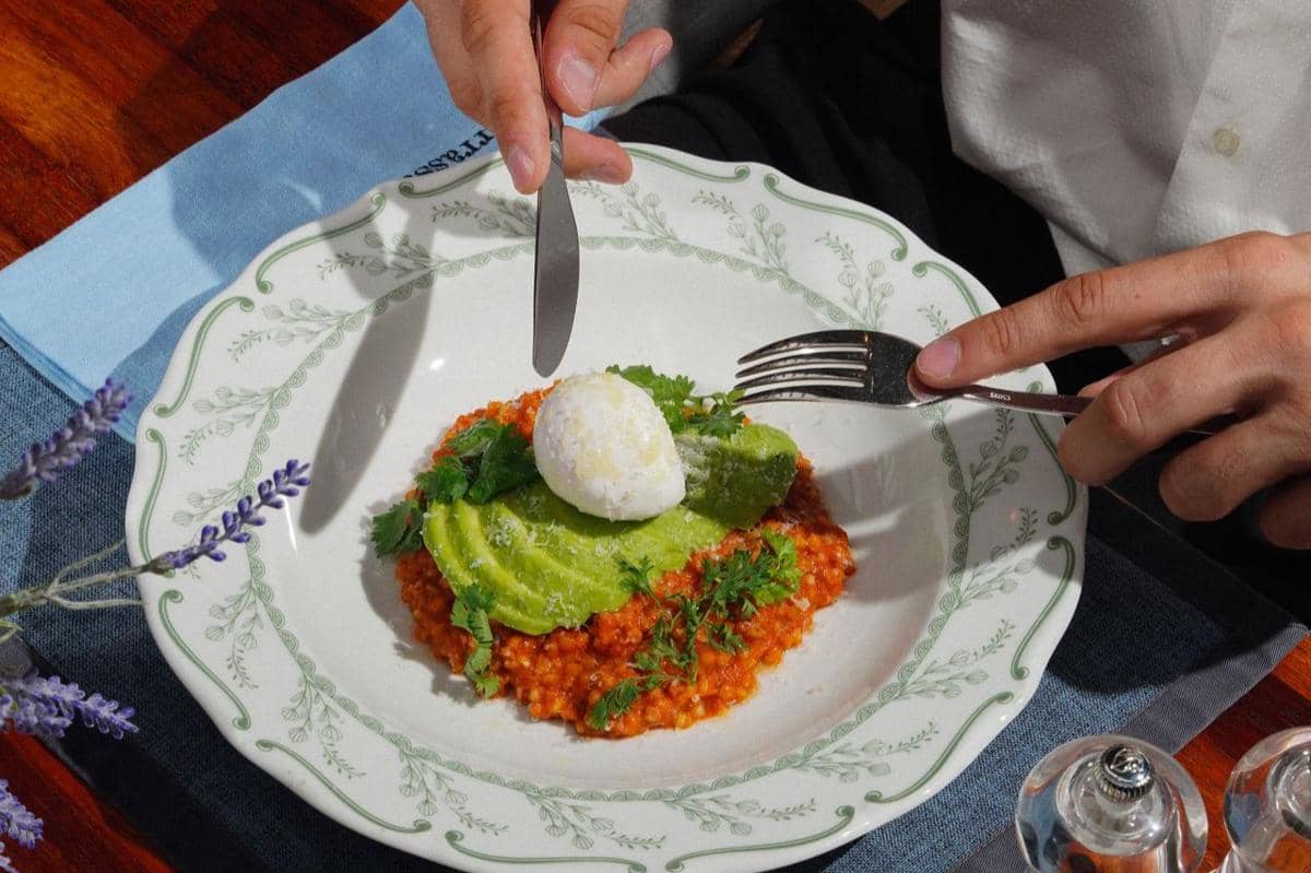 ilustrasi makan dengan etiket continental style