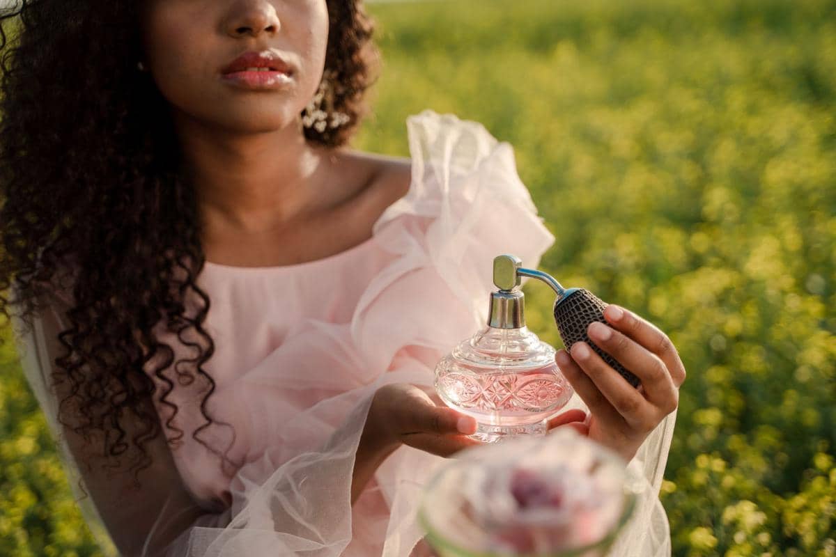 Apakah Cahaya Matahari Merusak Parfum? Jangan Asal Simpan