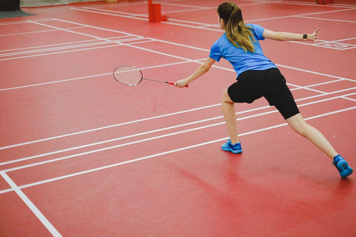 ilustrasi orang kidal jago bermain olahraga refleks seperti badminton