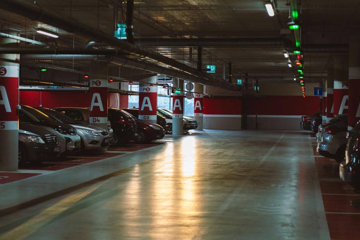 ilustrasi mobil parkir di basement