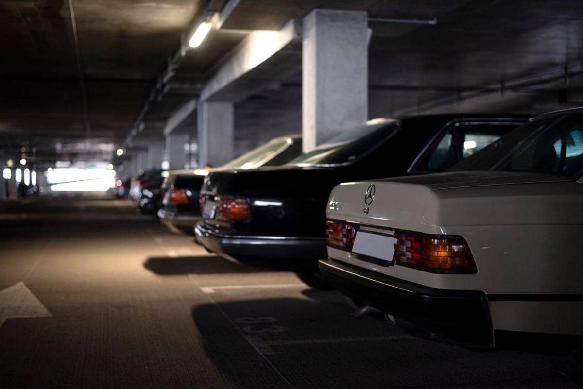 ilustrasi mobil parkir di basement