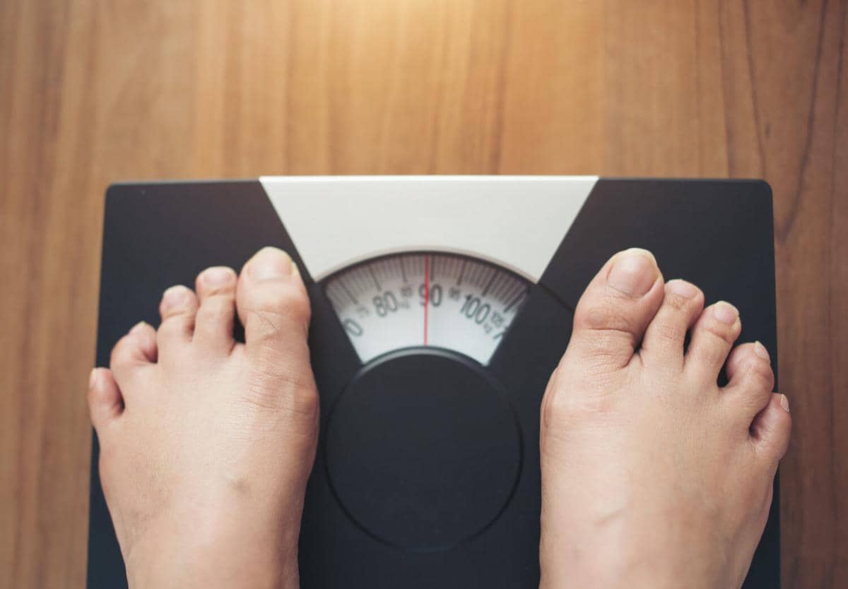 Ilustrasi timbangan berat badan dengan konsep diet untuk memantau perubahan berat dan mendukung pola hidup sehat.