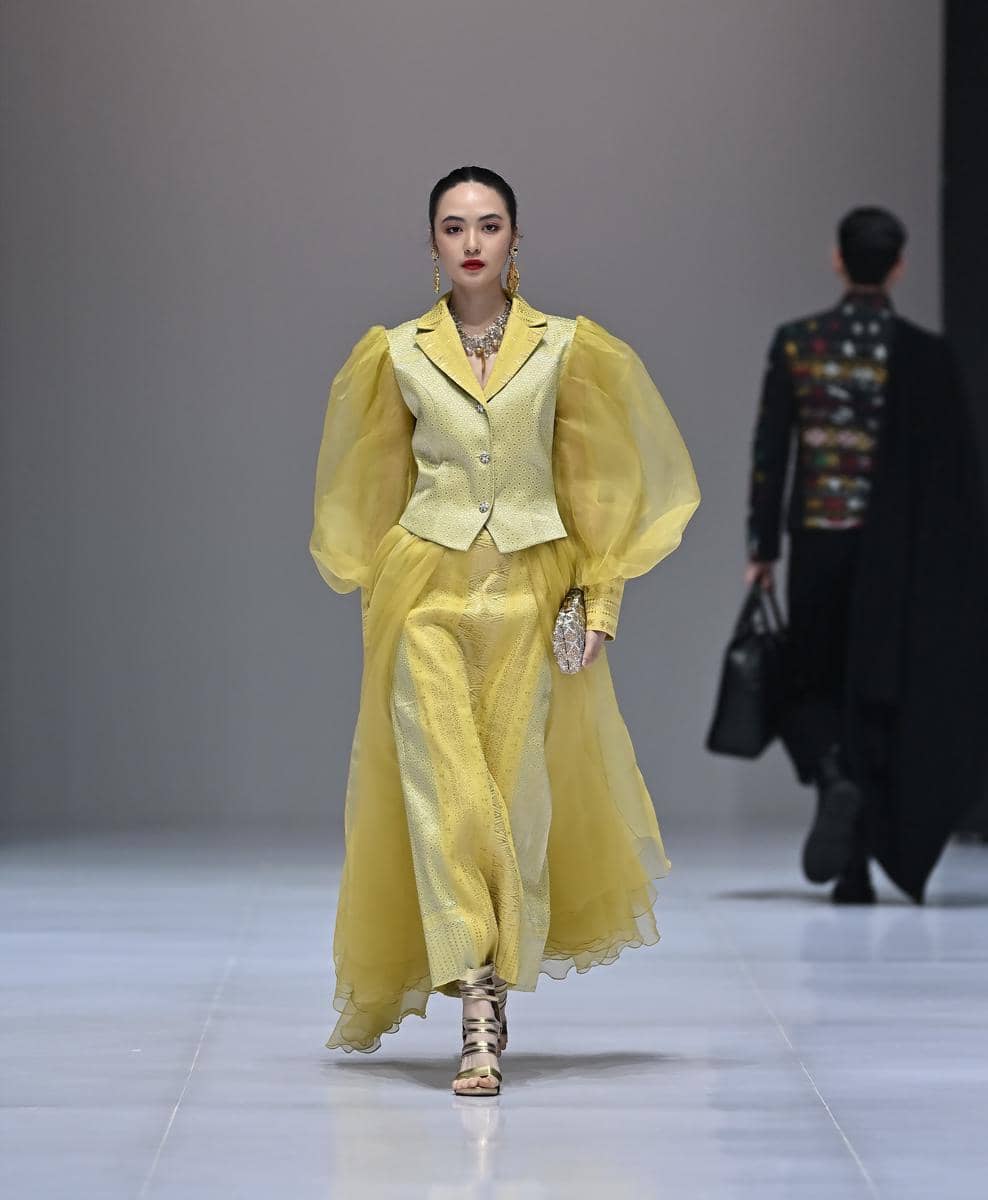koleksi Poppy Dharsono and Torang Sitorus di IFW 2026