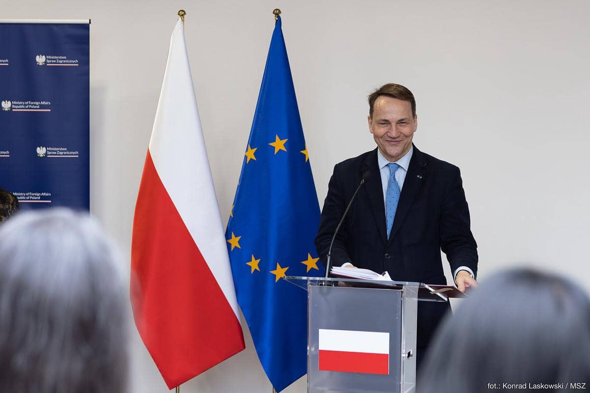 Radoslaw Sikorski sedang berpidato.