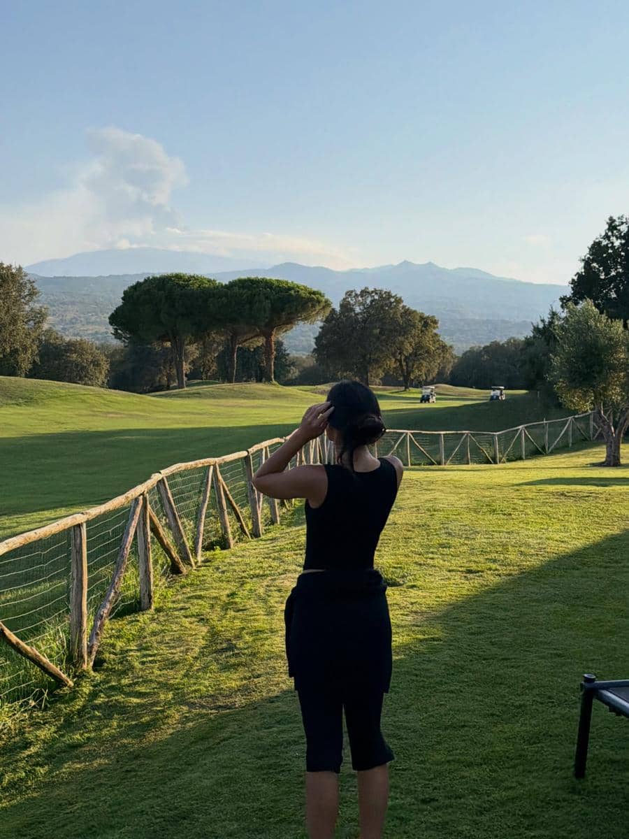 Valerie Thomas menikmati pemandangan lapangan golf di Italia
