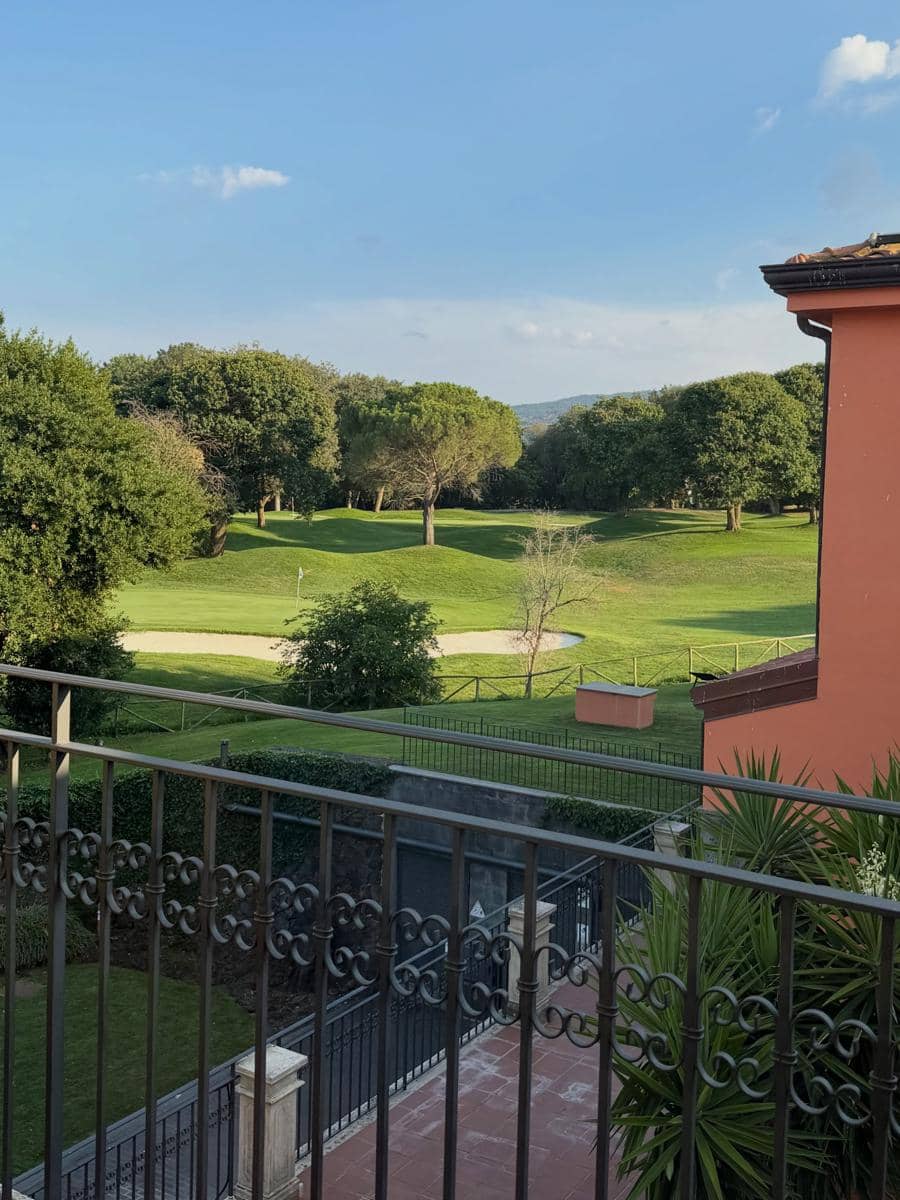 Valerie Thomas menikmati pemandangan lapangan golf di Italia