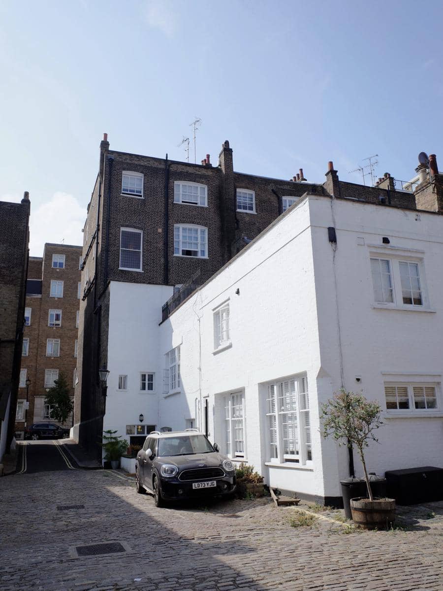Kesha Ratuliu jalan-jalan di London bareng sahabat