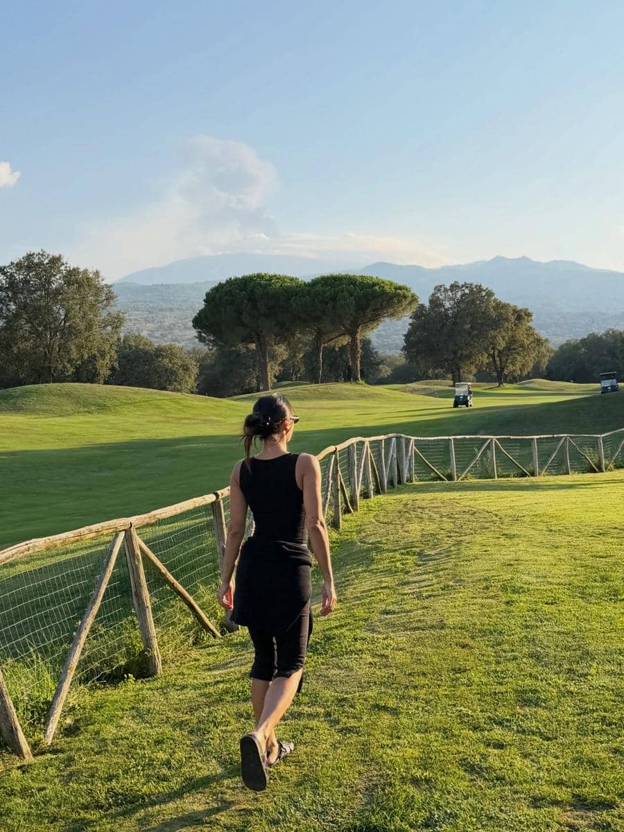 Valerie Thomas menikmati pemandangan lapangan golf di Italia