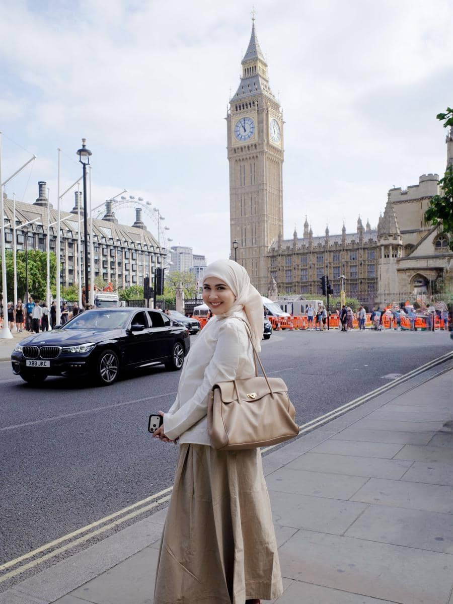 Kesha Ratuliu jalan-jalan di London bareng sahabat