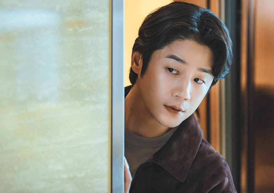 7 Bukti Kwon Tae Seong Mulai Mencurigai Kingfisher di A Bona Fide Killer
