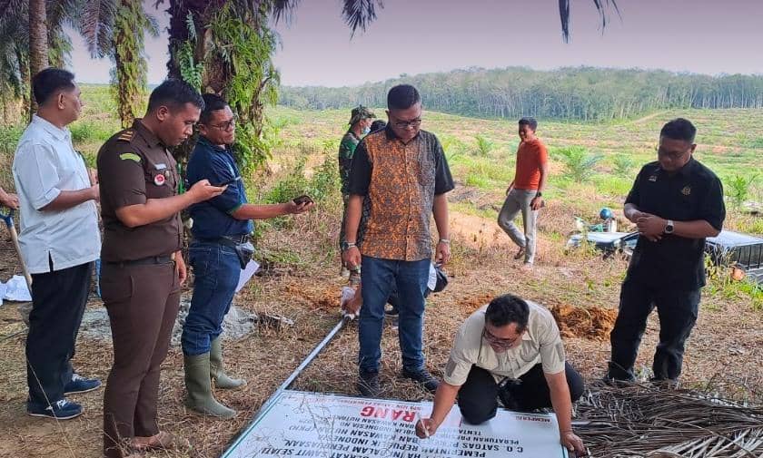 Satgas PKH saat melakukan penertiban perkebunan sawit PT BSS Kecamatan Bayung Lencir beberapa waktu lalu.
