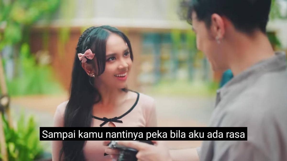 cuplikan video klip "Malu Malu Tapi Nyaman"