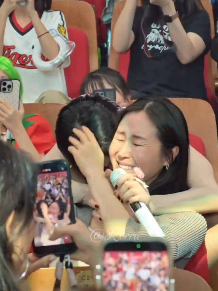 momen emosional Chaeryeong ITZY dan sang ibunda