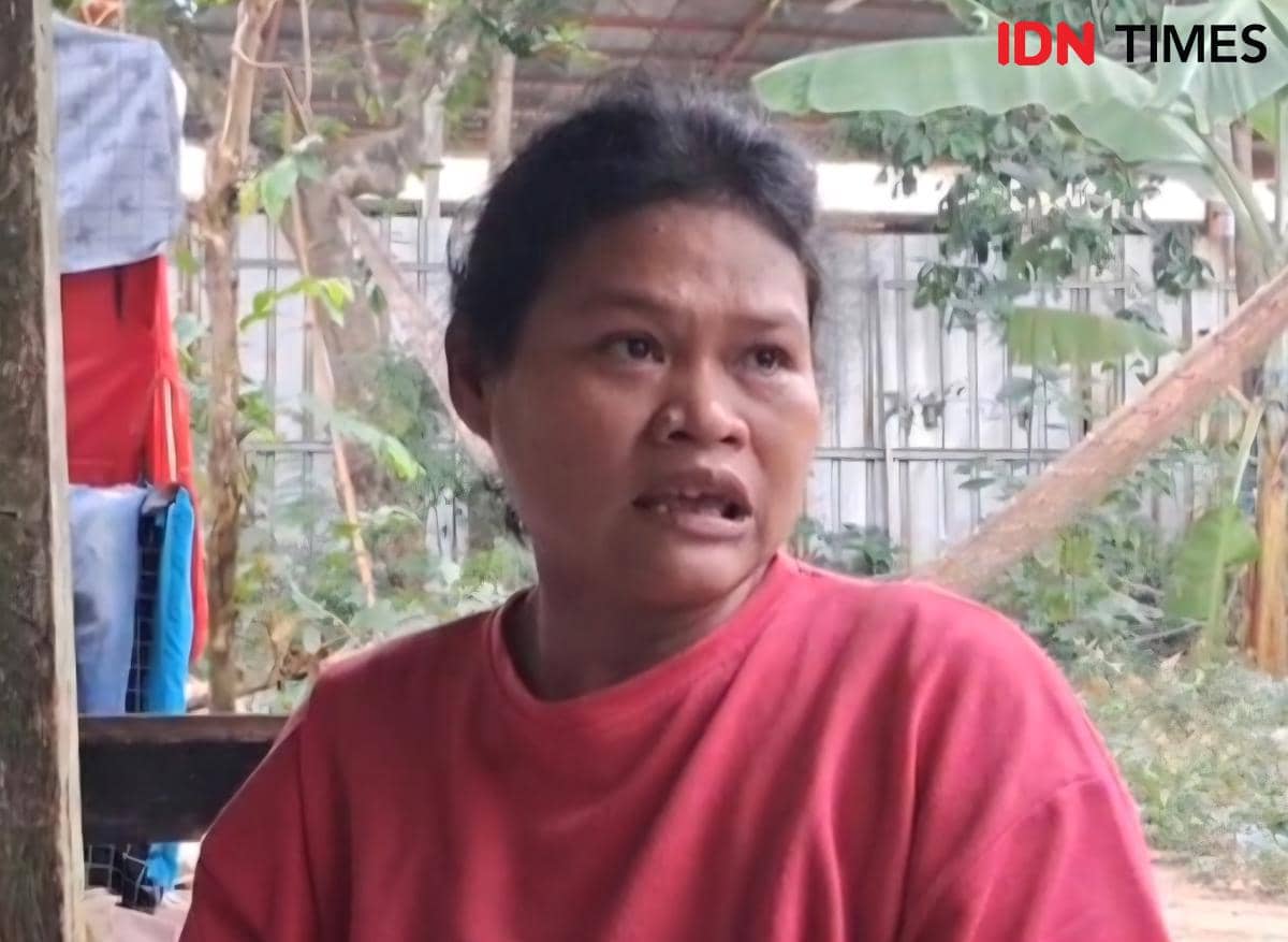Yuliana, kakak Susannah, berada di rumahnya di Cileungsi, Bogor, menjelaskan pekerjaan mereka sebagai penjahit lap majun.