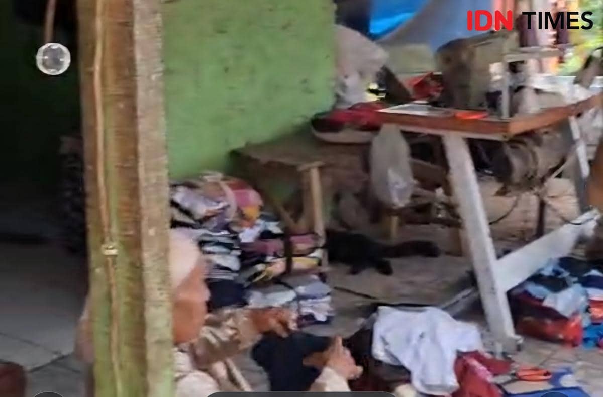 Suasana rumah Susannah di Cileungsi, Bogor, tempat keluarga penjahit borongan lap kain majun menerima wartawan.