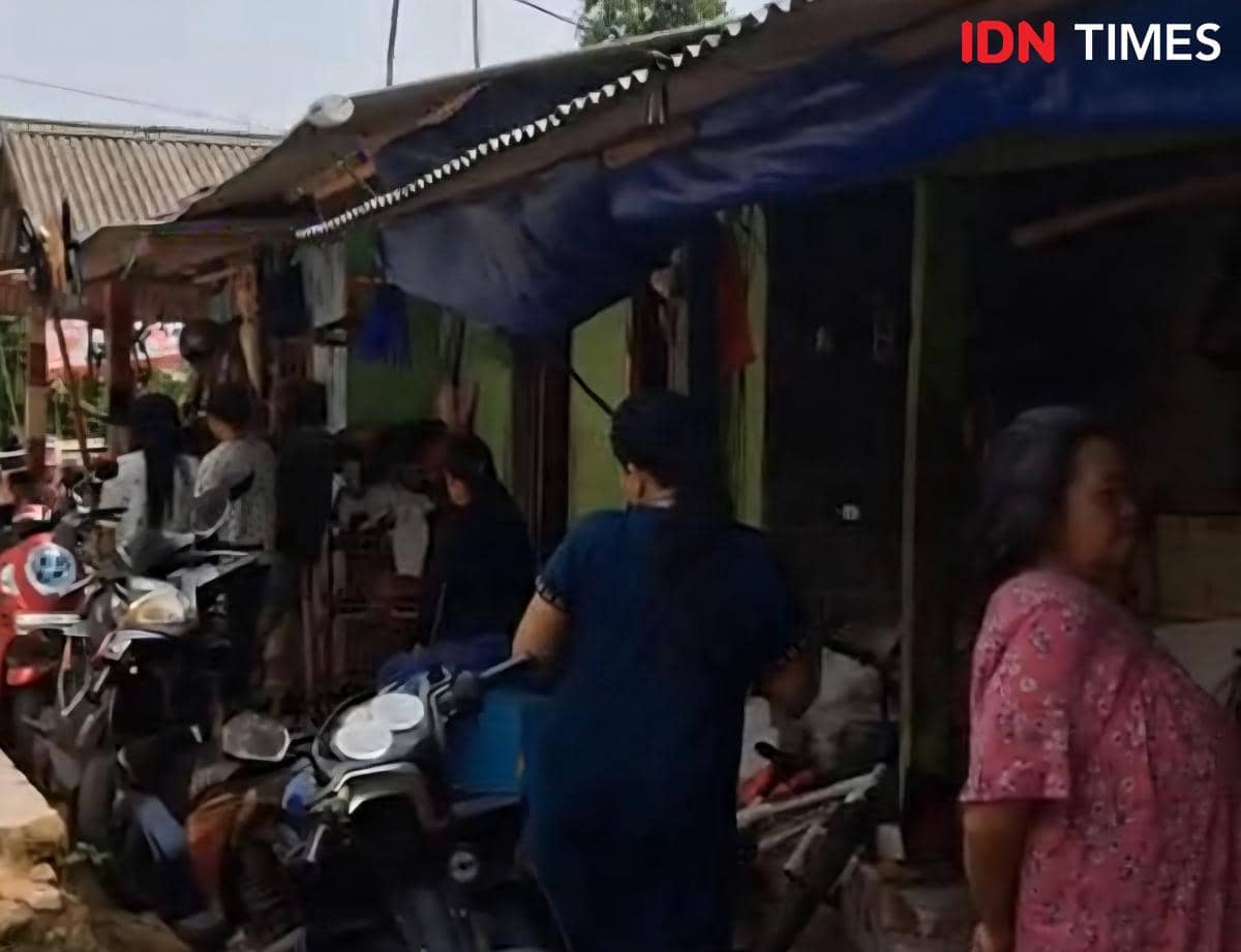 Susannah dan keluarga berada di rumah mereka di Cileungsi saat menjelaskan pekerjaan sebagai penjahit lap kain majun.