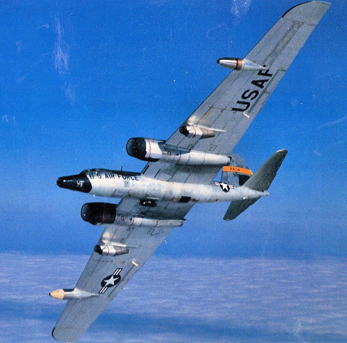 potret pesawat pengintai AU AS Martin RB-57F Canberra yang merupakan varian dari Bomber B-57 Canberra yang kemudian dimodifikasi menjadi NASA WB-57F
