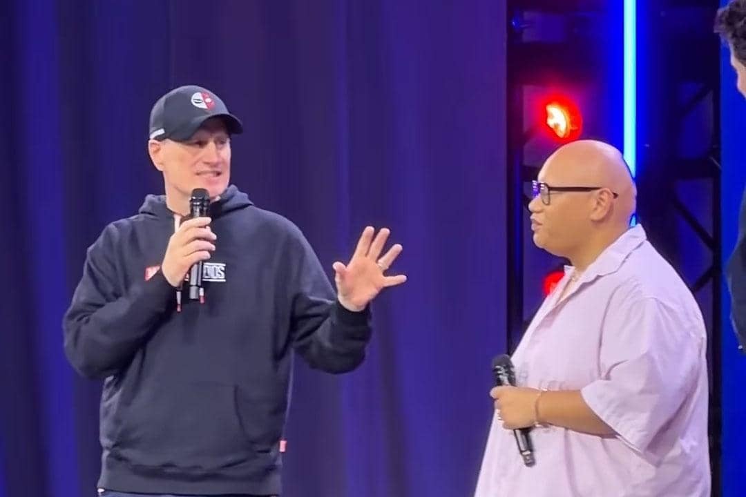 Kevin Feige dan Jacob Batalon berpose bersama saat menghadiri acara D23, diunggah melalui akun Instagram Marvel.