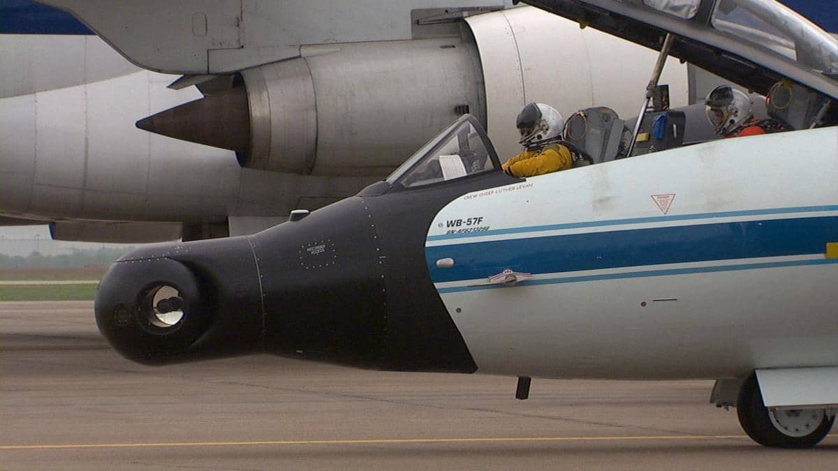 potret pilot dan awak pesawat WB-57 yang mengenakan pakaian antariksa seperti pakaian astronaut