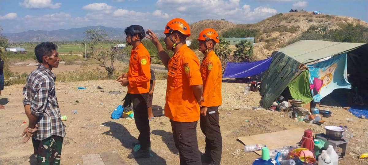 Tim SAR melakukan proses evakuasi korban di Nagekeo. (Dok.Basarnas Maumere)