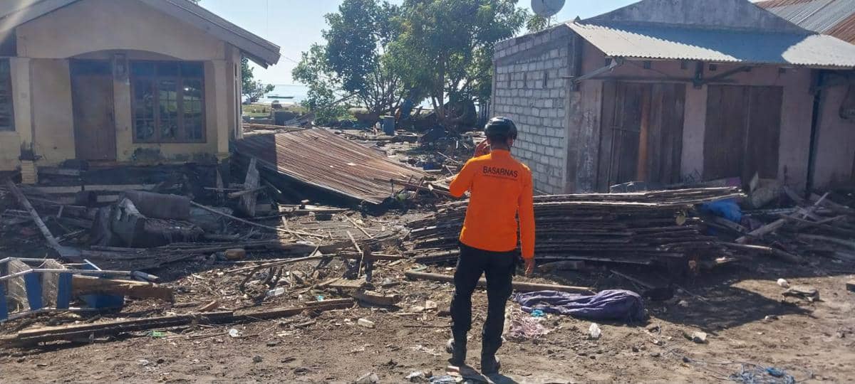 Tim SAR melakukan proses evakuasi korban di Nagekeo. (Dok.Basarnas Maumere)