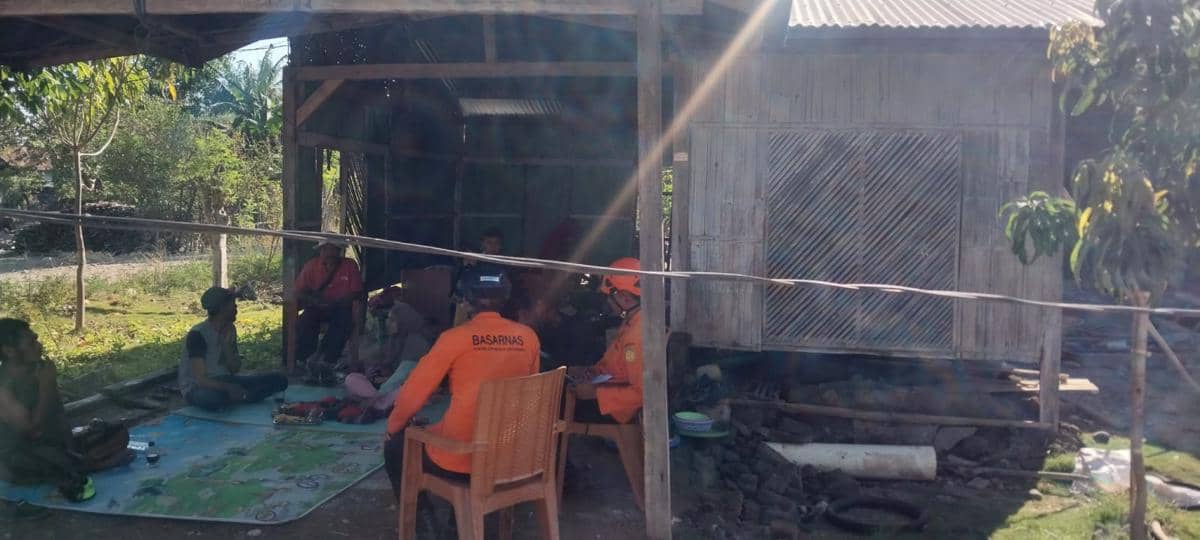 Tim SAR melakukan proses evakuasi korban di Nagekeo. (Dok.Basarnas Maumere)