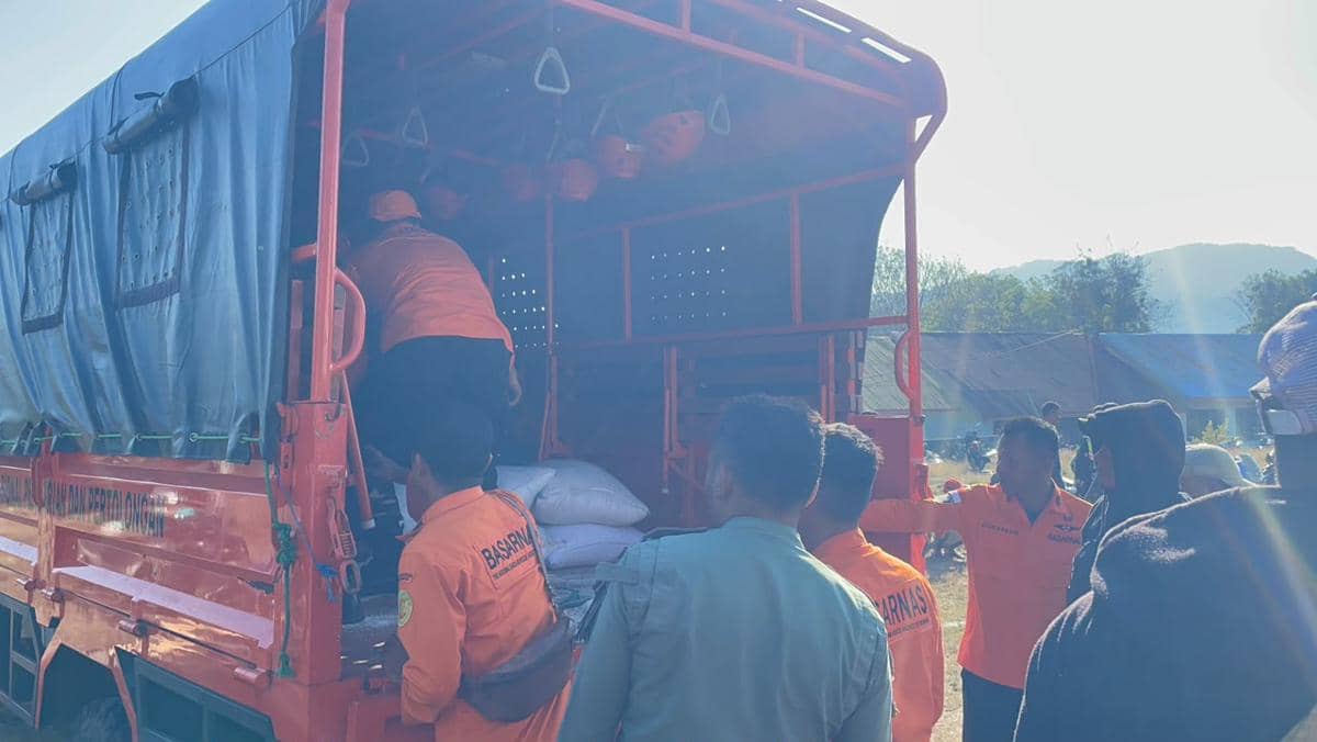 Tim SAR melakukan proses evakuasi korban di Nagekeo. (Dok.Basarnas Maumere)