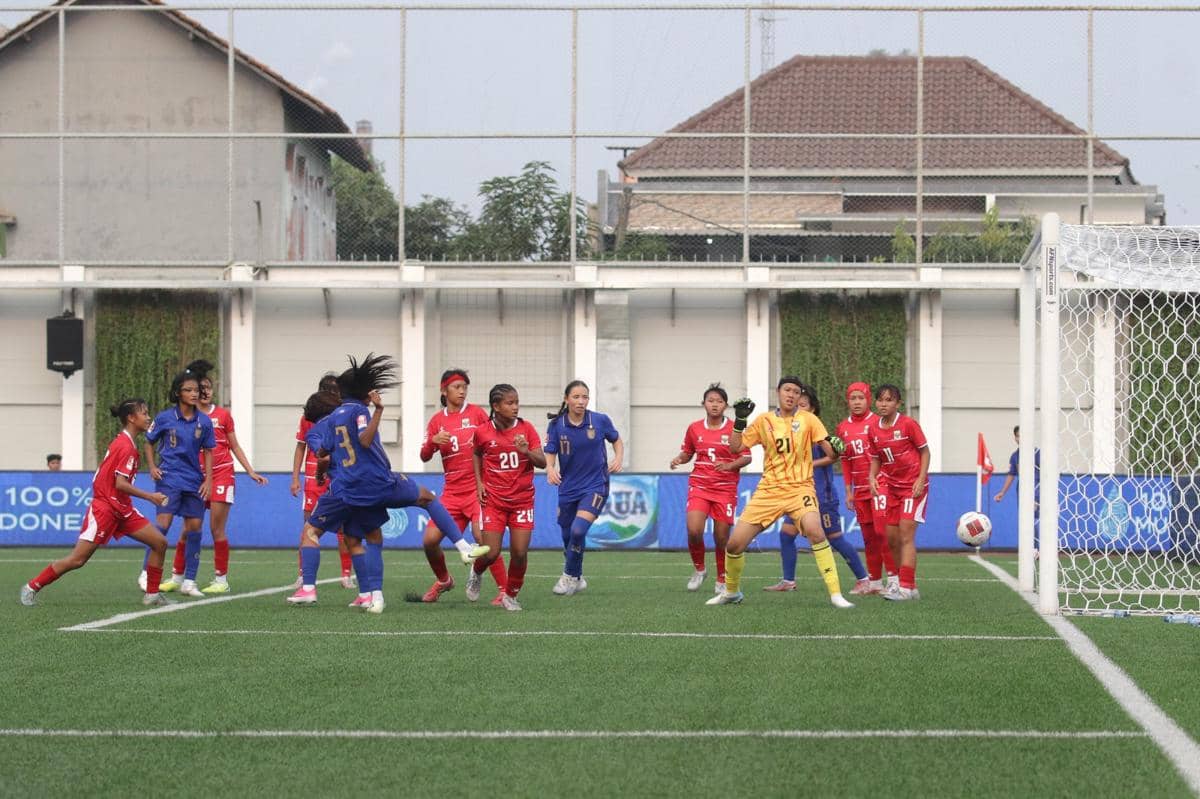 Para pemain Putri Nusantara berlaga pada pertandingan pembuka Srikandi Merdeka Cup 2026 yang berakhir dengan hasil buruk.