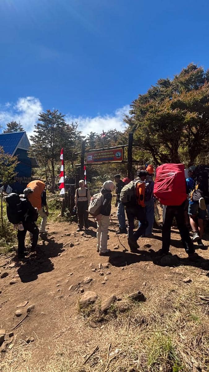 Ribuan pendaki Gunung Bawakaraeng di Gowa hendak merayakan HUT ke-81 RI di puncak gunung, Minggu (16/8/2026). Dok. Basarnas Makassar