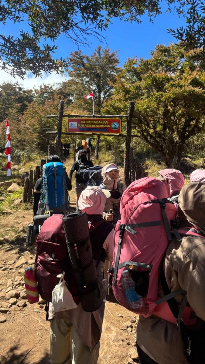 Ribuan pendaki Gunung Bawakaraeng di Gowa hendak merayakan HUT ke-81 RI di puncak gunung, Minggu (16/8/2026). Dok. Basarnas Makassar