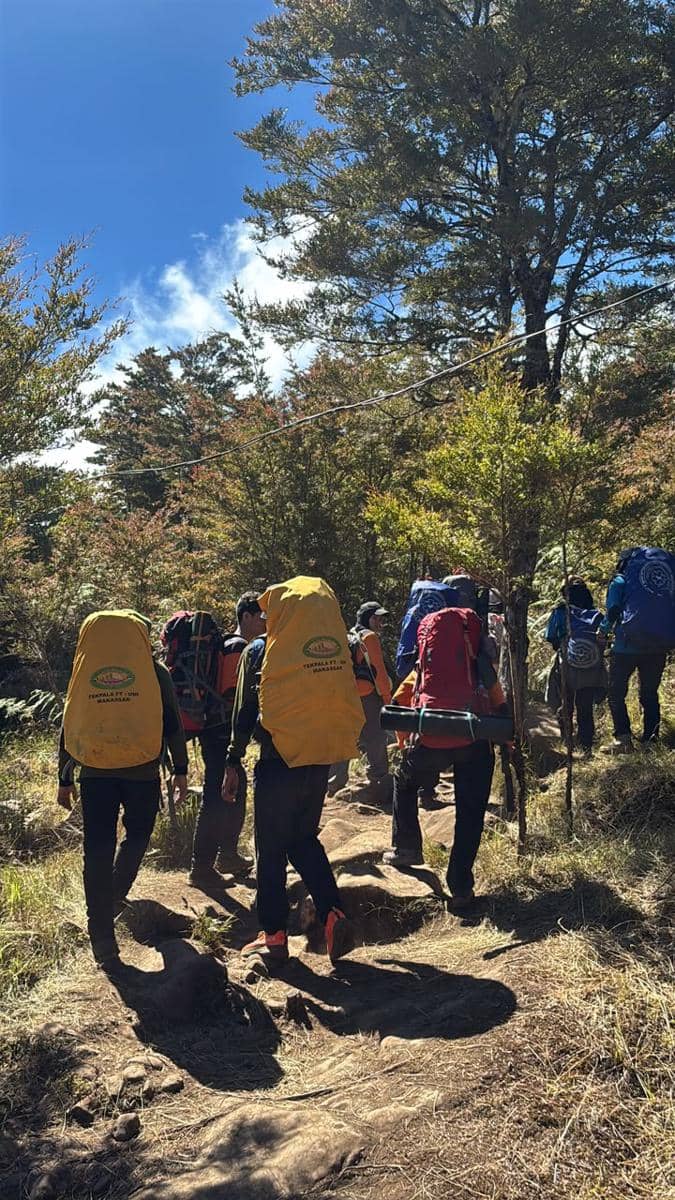 Ribuan pendaki Gunung Bawakaraeng di Gowa hendak merayakan HUT ke-81 RI di puncak gunung, Minggu (16/8/2026). Dok. Basarnas Makassar