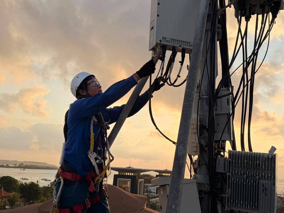 Ilustrasi teknisi sedang memeriksa BTS operator seluler. (Dok. XLSMART).