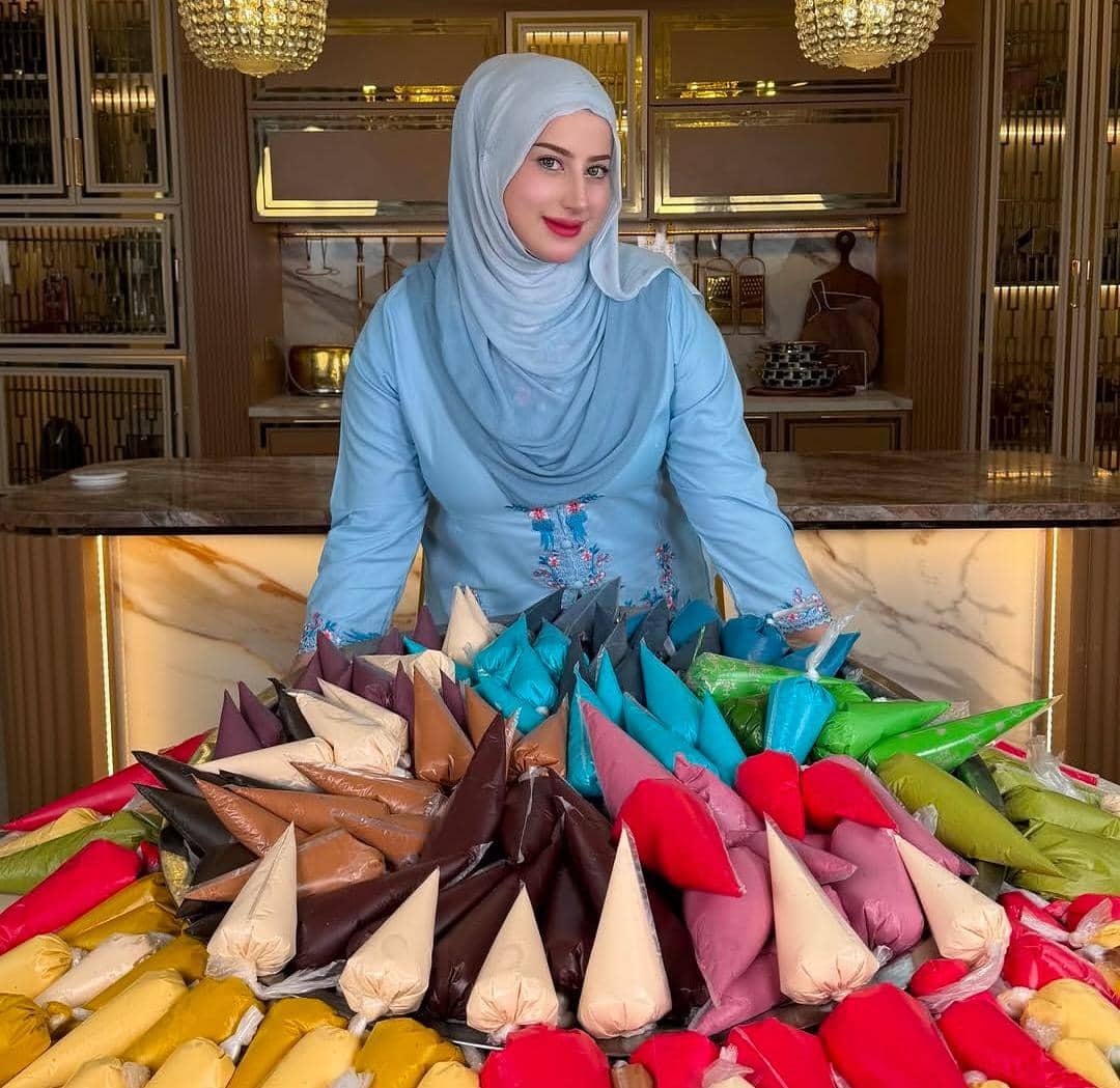 Tasyi Athasyia bikin kue batik terbesar di Indonesia