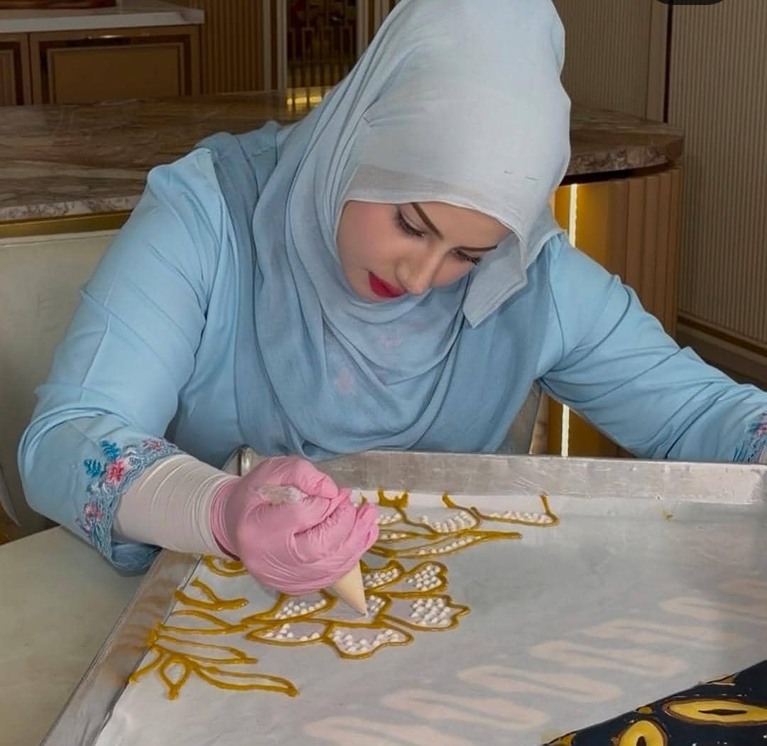 Tasyi Athasyia bikin kue batik terbesar di Indonesia