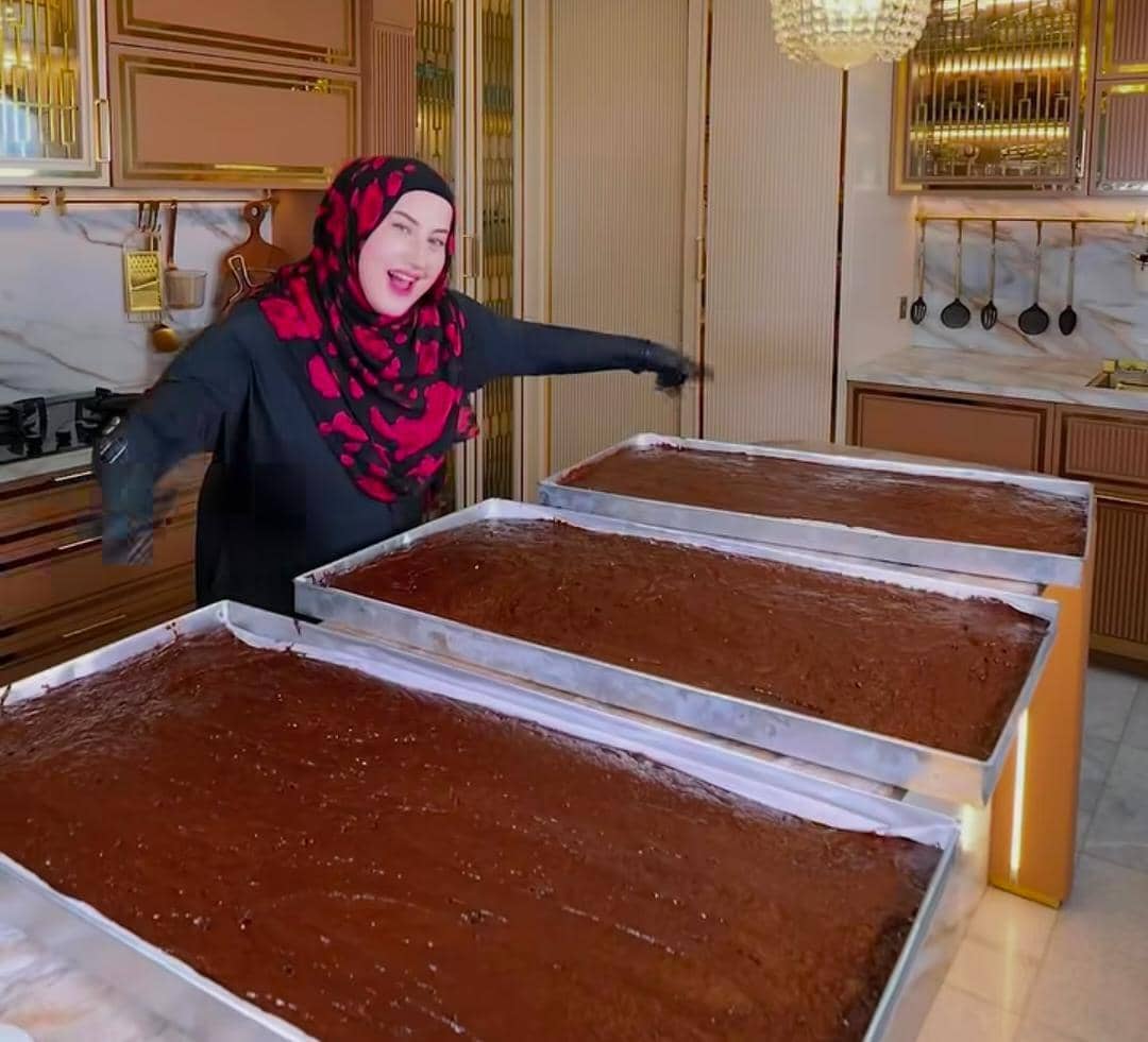Tasyi Athasyia bikin kue batik terbesar di Indonesia