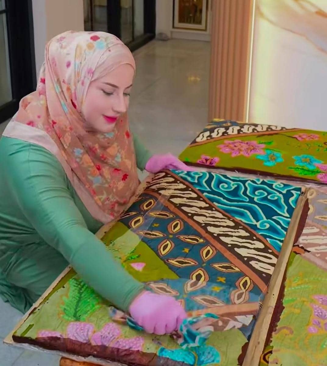 Tasyi Athasyia bikin kue batik terbesar di Indonesia
