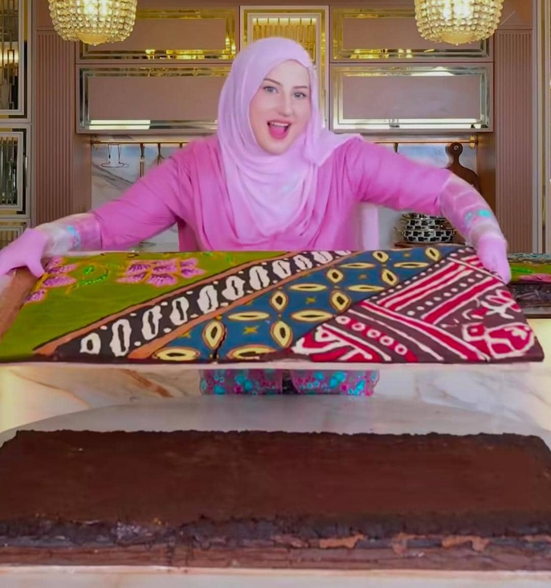 Tasyi Athasyia bikin kue batik terbesar di Indonesia
