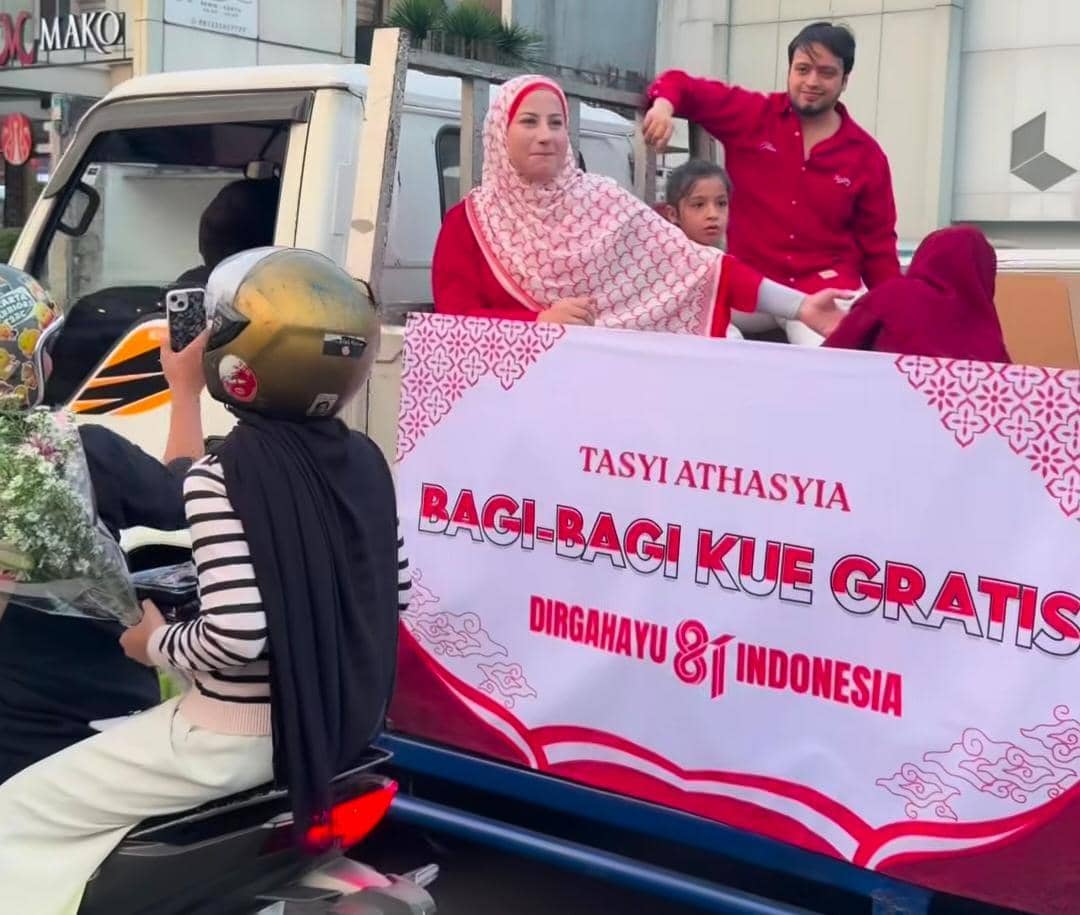 Tasyi Athasyia bikin kue batik terbesar di Indonesia