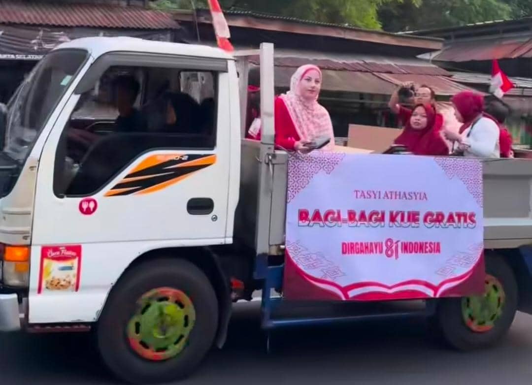 Tasyi Athasyia bikin kue batik terbesar di Indonesia