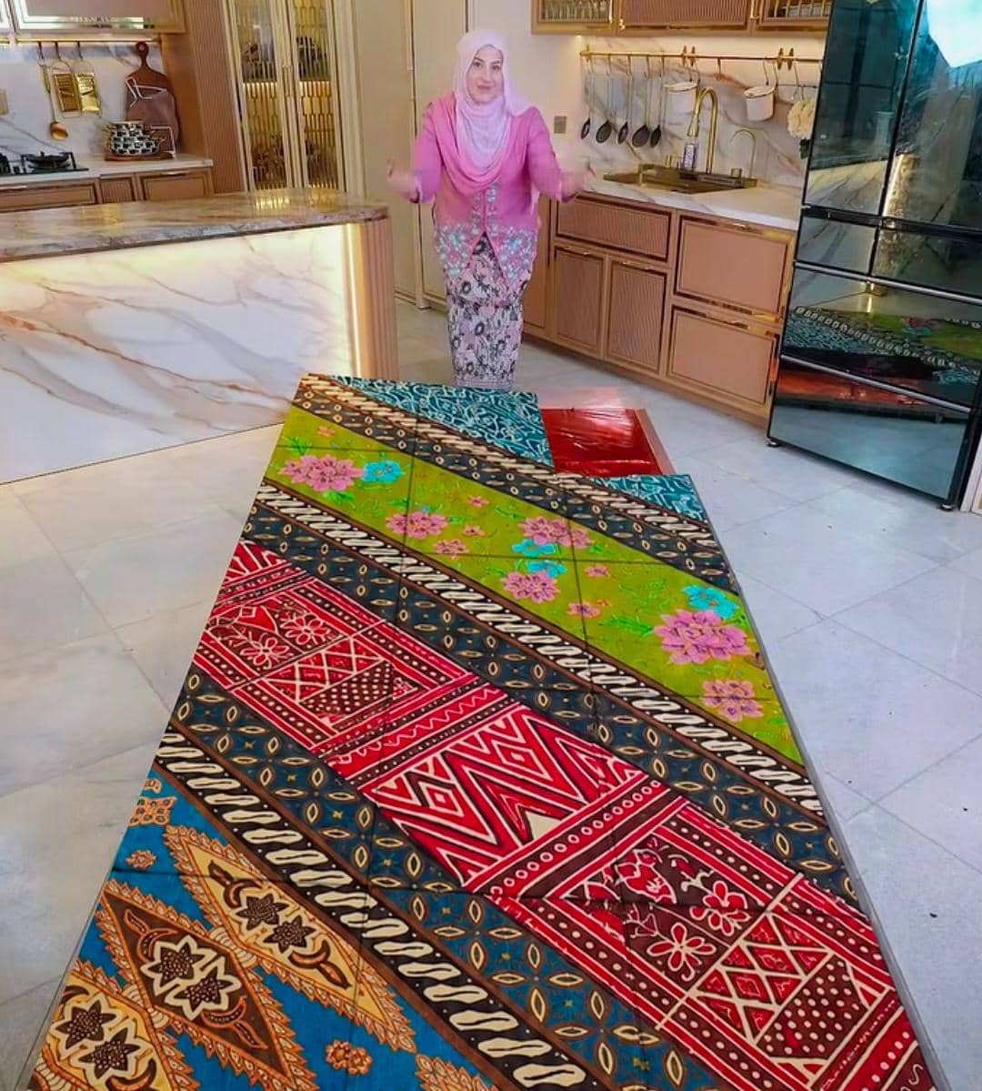 Tasyi Athasyia bikin kue batik terbesar di Indonesia