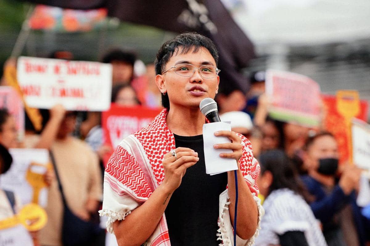 Ilustrasi seseorang berorasi dengan ekspresi tegas, menggambarkan penyampaian pidato, gagasan, atau aspirasi kepada publik.