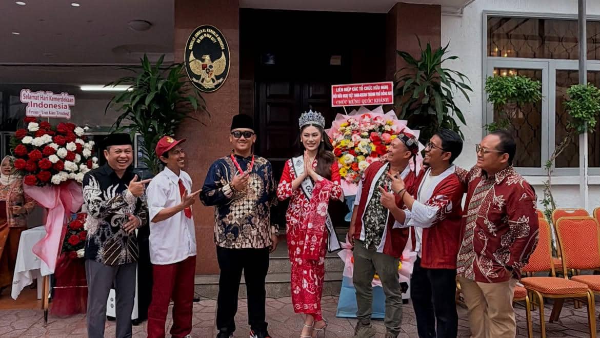 Potret Puteri Indonesia Pariwisata 2026 Rayakan HUT RI ke-81 di Vietnam