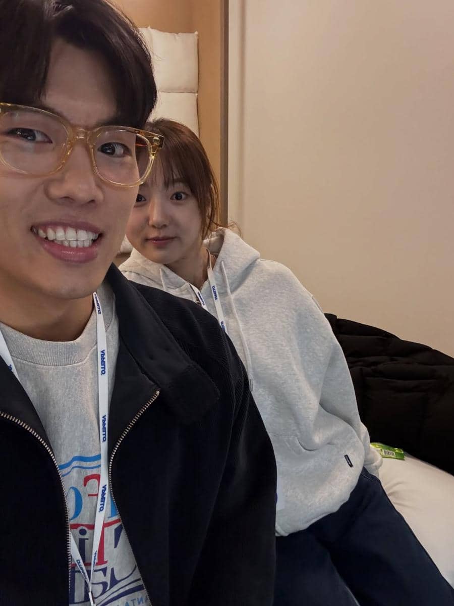 Nam Hyeon Woo dan Kim Hye Jun tampil bersama dalam potongan adegan drama Korea My Bias, My Boss.