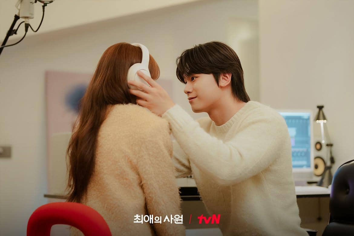 Kim Hye Jun dan Cha Woo Min tampil bersama dalam materi promosi untuk serial drama Korea My Bias, My Boss.