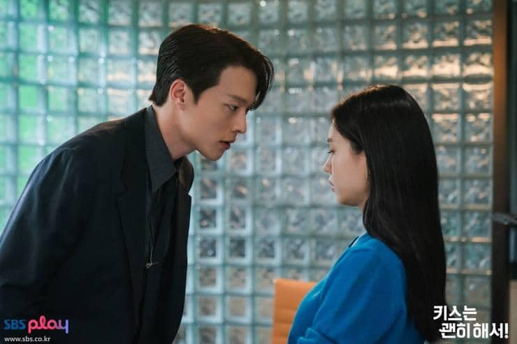 Still cut drama Dynamite Kiss produksi SBS yang memperlihatkan adegan para karakter dalam serial tersebut.