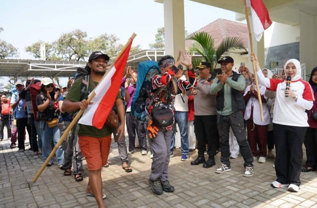 Para pendaki saat tiba di Kota Pagar Alam untuk membentangkan Bendera Merah Putih di Gunung Dempo.